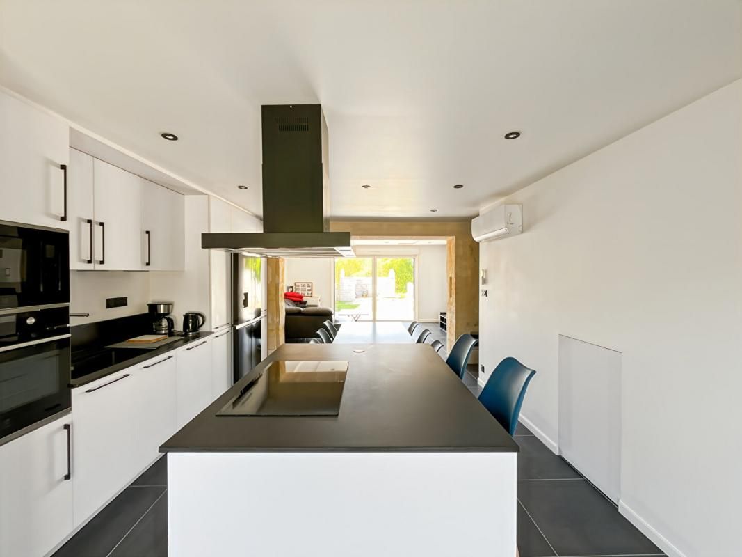 FARGUES-SAINT-HILAIRE Maison en pierre rénovée 120 m² 3 chambres Garage/annexe 4