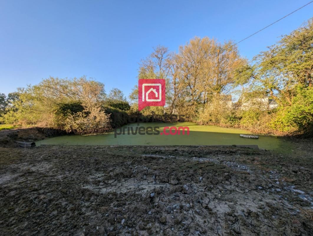 CHANGE Maison en pierre avec marre à rénover 3