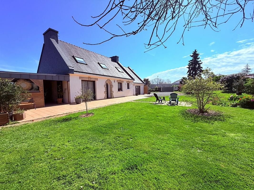 CLOHARS-CARNOET Maison à fort potentiel avec dépendances à Clohars-Carnoët : 190 m² 2