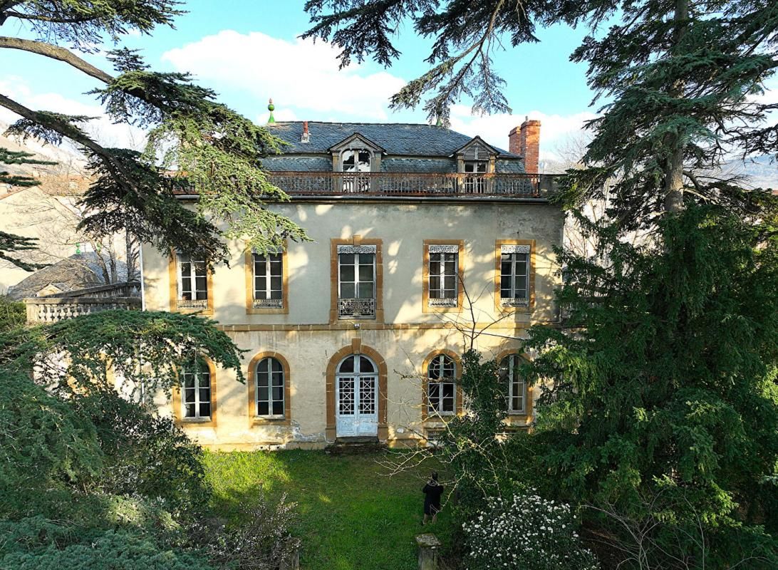 MILLAU Hôtel particulier agrémenté de 2 pavillons sur 2735m2 2