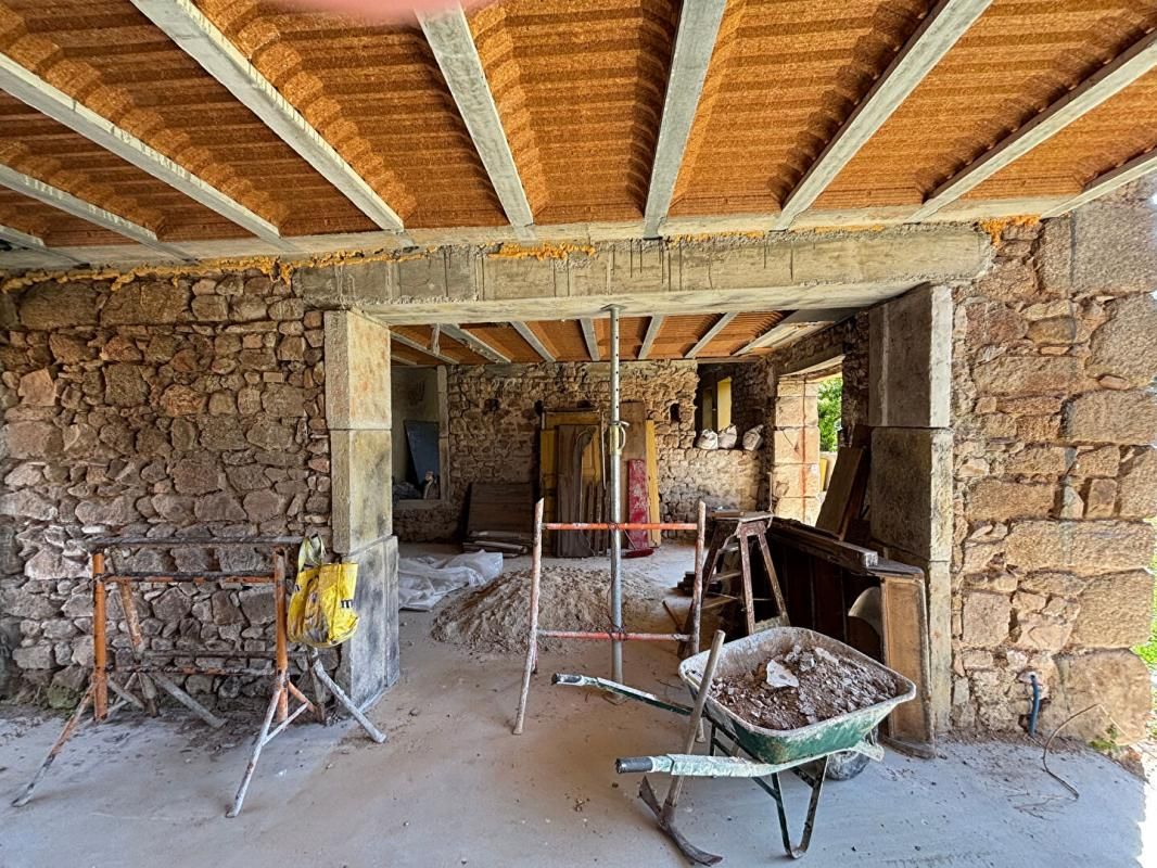 TRIVY Maison en pierre à rénover 4