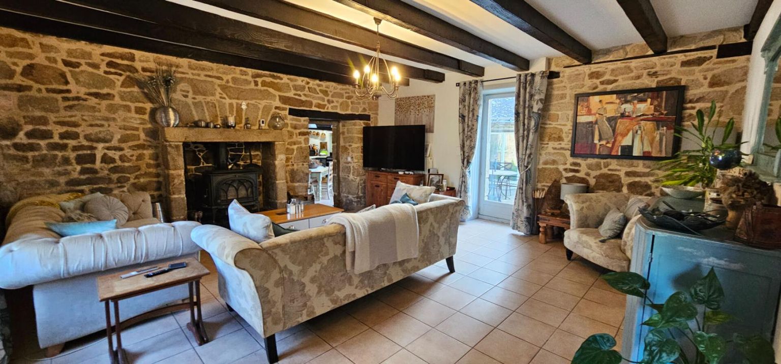 Charmante longère en pierre au coeur de Guémené-sur-Scorff