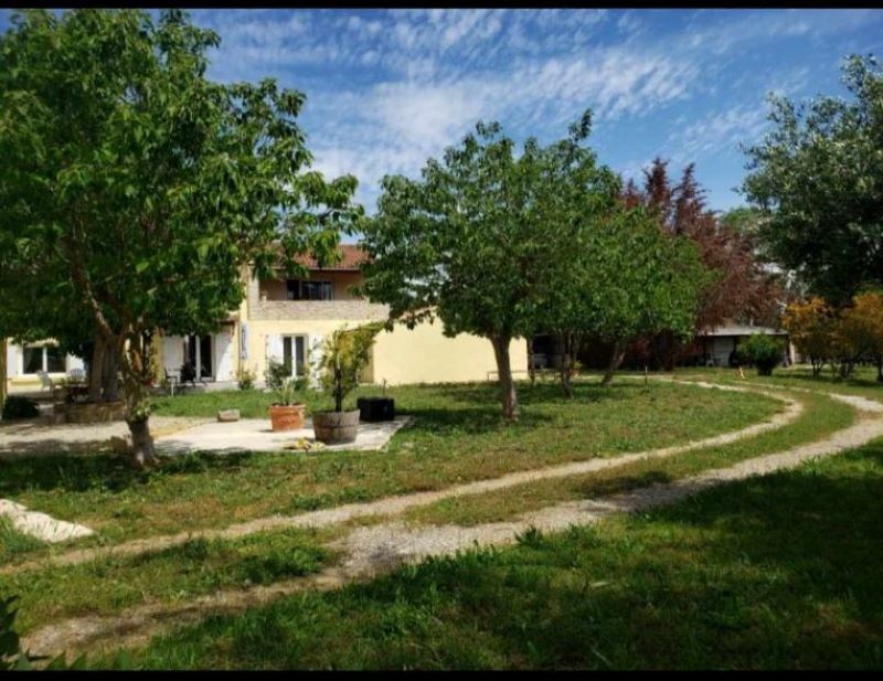 Corps de ferme entièrement rénové 246m² sur 3384m² de terrain, Lapalud 415 000 HAI
