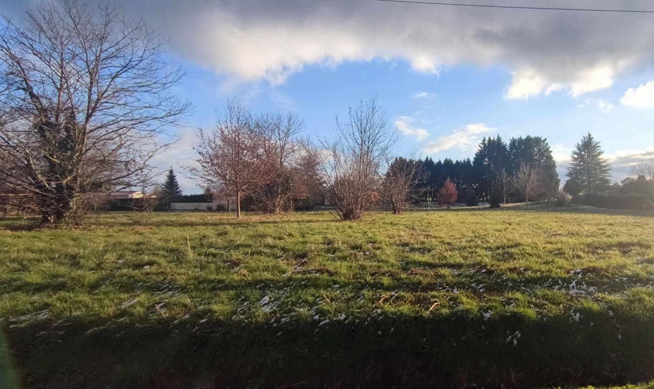 MONTPON-MENESTEROL Terrain constructible1678 m2 2