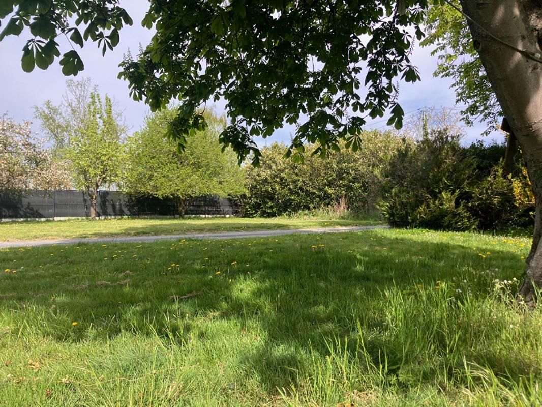 SEPTEUIL Terrain constructible de 700 m² environ 2