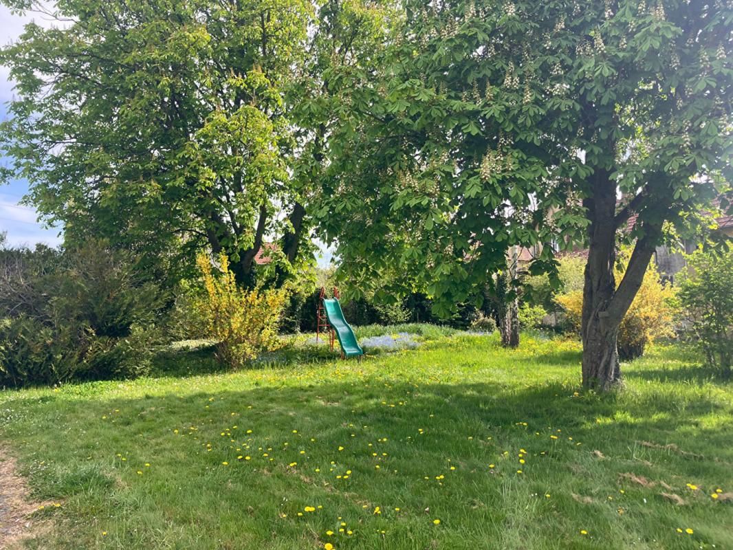 SEPTEUIL Terrain constructible de 700 m² environ 3