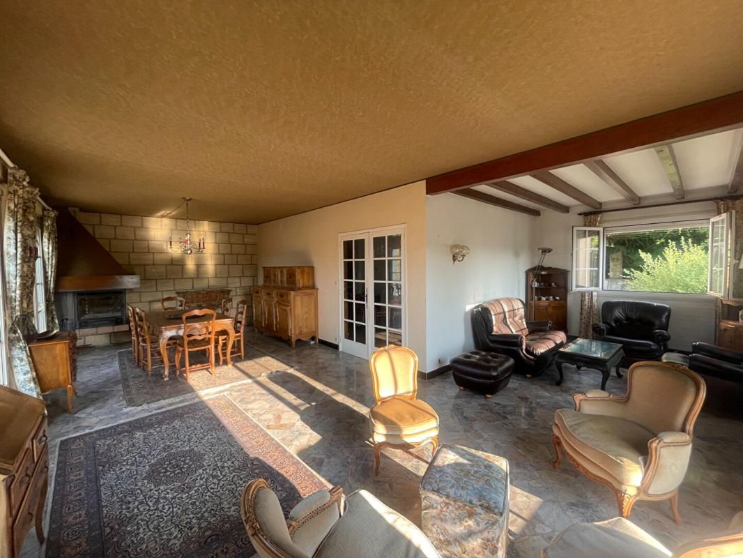 ALES En exclusivité au quartier du Bas Brésis, grande maison d'architecte disposant de 2 logements , terrain constructible quart 4