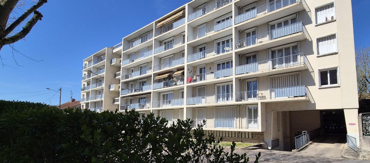 Bel Appartement Résidentiel de 71 m² avec Ascenseur, Hall d'entrée sécurisé, Interphone, Balcon, Local technique, Cave, Place de Parking et Terrain clos, sécurisé et paysager de 2115 m²
