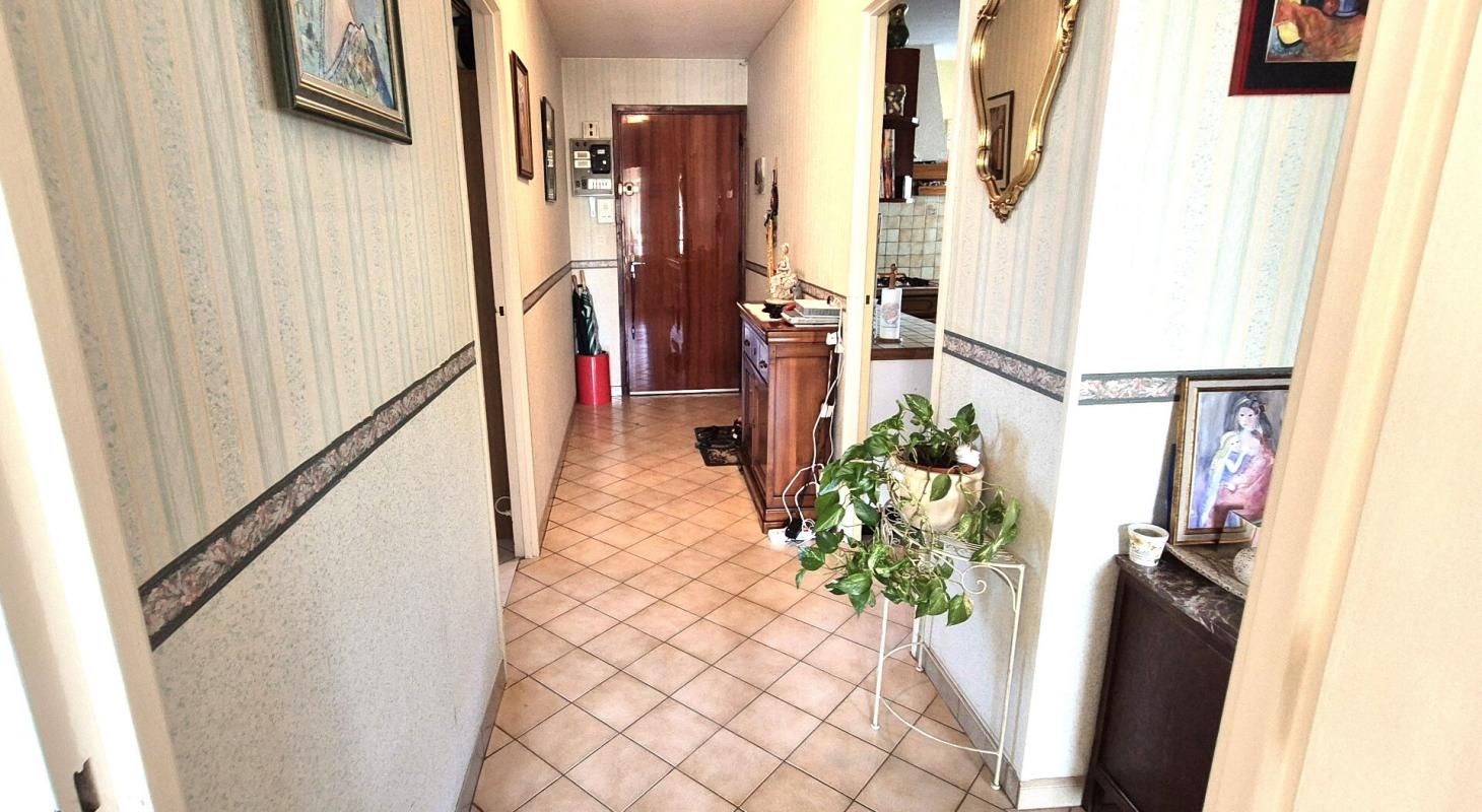 SAINT-DIZIER Bel Appartement Résidentiel de 71 m² avec Ascenseur, Hall d'entrée sécurisé, Interphone, Balcon, Local technique, Cave, Place de Parking et Terrain clos, sécurisé et paysager de 2115 m² 3