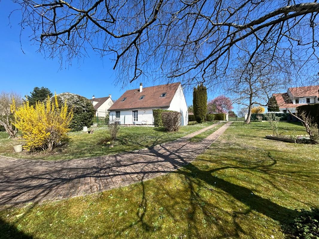 SANTEUIL PAVILLON INDIVIDUEL ELEVE SUR SOUS-SOL TOTAL AVEC ACCES VOITURES 3