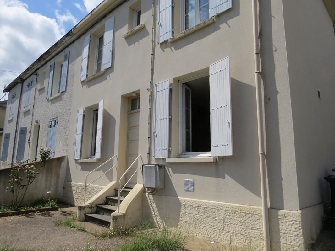 Maison de village, terrasse et jardin
