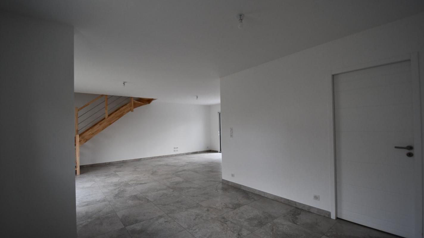 Maison Neuve CLISSON 4 P (ou bureaux). 3 Chs .109.43 M² . Garage . Double Terrasses . T 207 M²