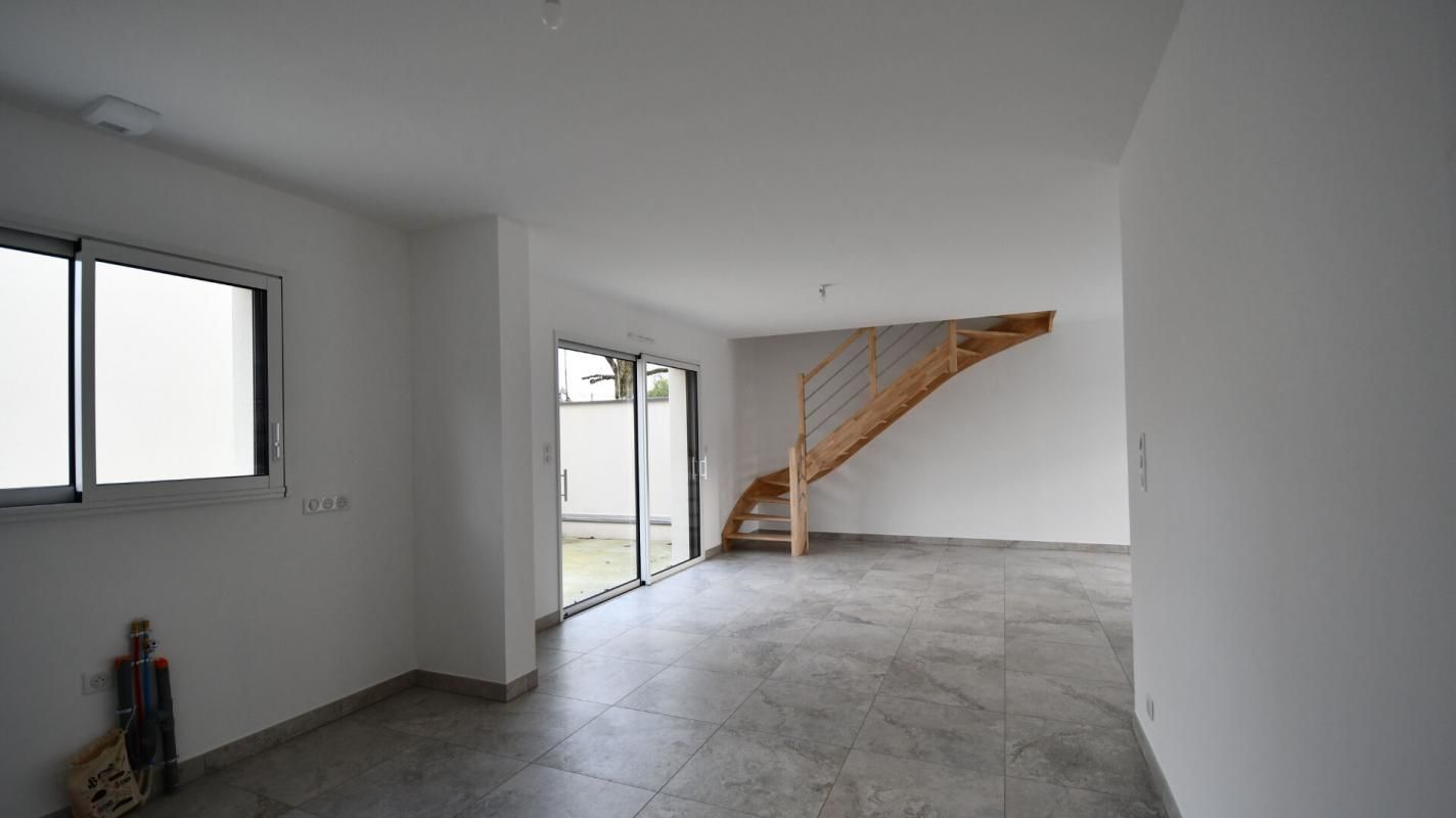 CLISSON Maison Neuve CLISSON 4 P (ou bureaux). 3 Chs .109.43 M² . Garage . Double Terrasses . T 207 M² 2