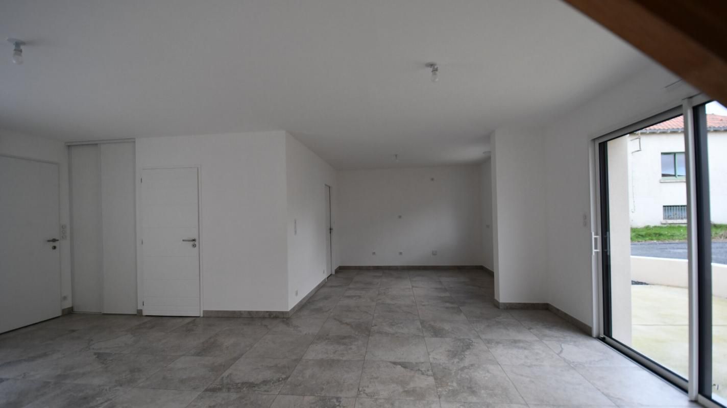 CLISSON Maison Neuve CLISSON 4 P (ou bureaux). 3 Chs .109.43 M² . Garage . Double Terrasses . T 207 M² 3