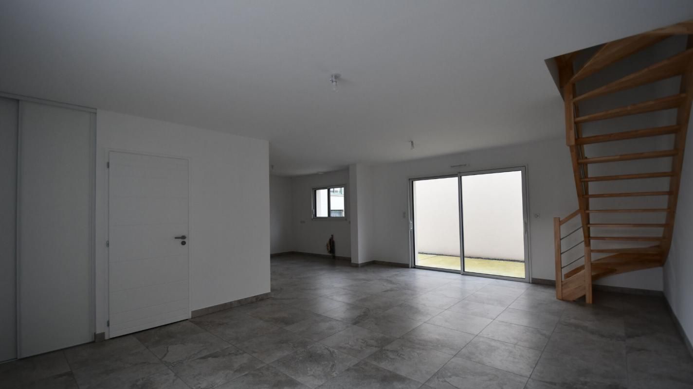 CLISSON Maison Neuve CLISSON 4 P (ou bureaux). 3 Chs .109.43 M² . Garage . Double Terrasses . T 207 M² 4