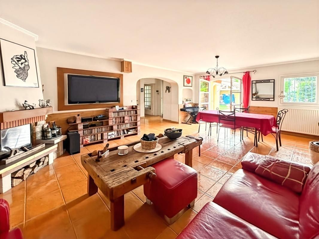 Maison à Noisy-le-Grand, 6 pièce(s) 117 m2 Carrez pour le prix de 536.000
