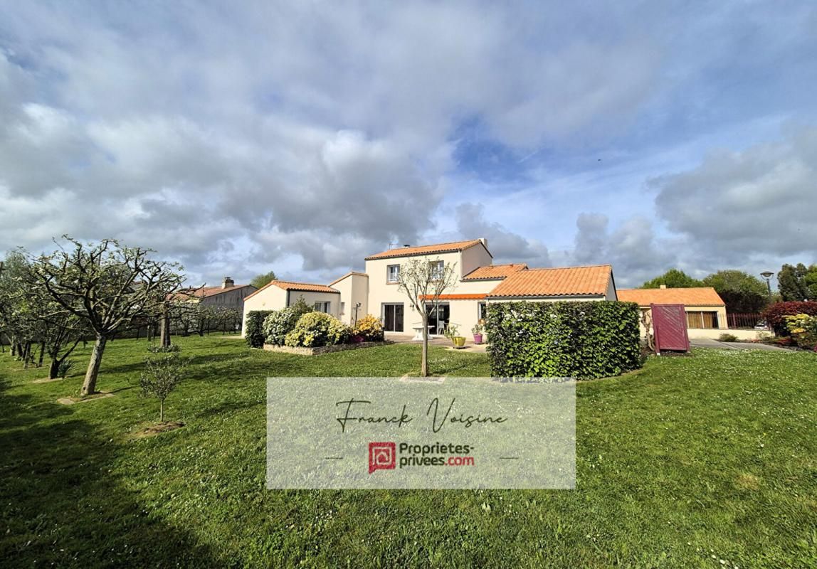 A VENDRE à Saint Paul en Pareds - Maison de 140 m2 env avec 4 chambres et 1 bureau sur un  jardin arboré clos de 1224 m2 env