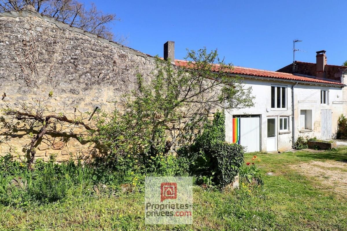 Maison de village en pierres avec dépendance et garage
