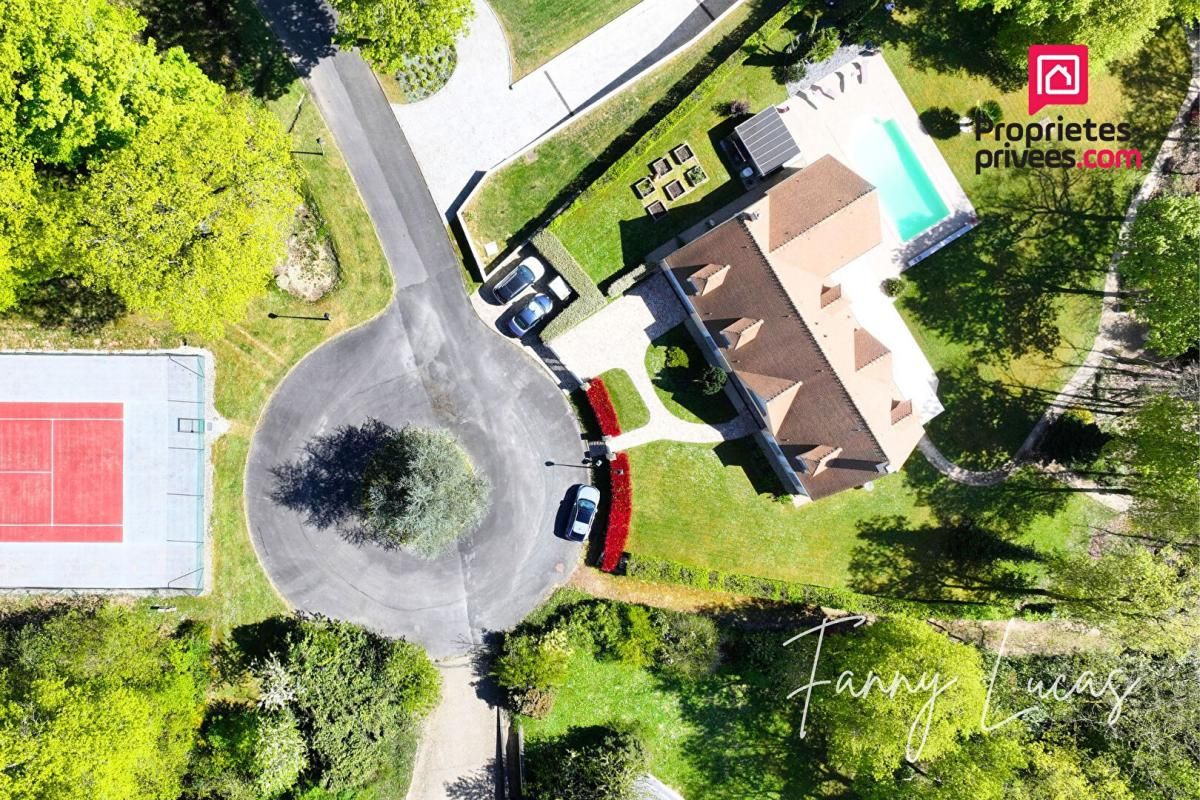 PROPRIETE AVEC TENNIS ET PISCINE EN BORDURE DE GOLF