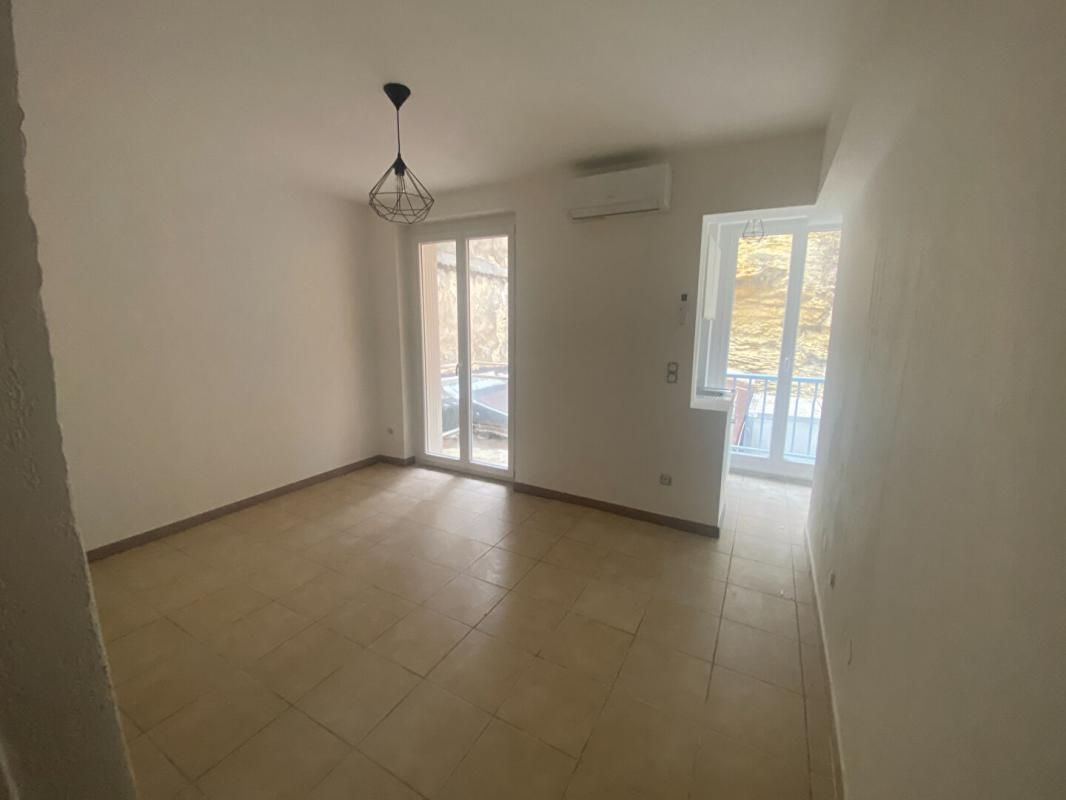 SALON-DE-PROVENCE À Louer : Studio Refait à Neuf en Centre-Ville de Salon-de-Provence 2