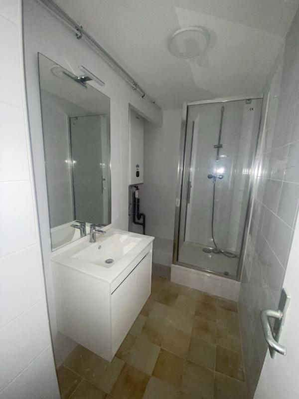 SALON-DE-PROVENCE À Louer : Studio Refait à Neuf en Centre-Ville de Salon-de-Provence 4