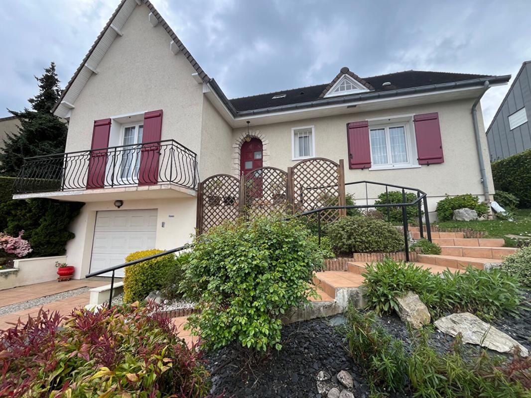 MAISON FAMILIALE AVEC 5 CHAMBRES DOUBLE GARAGE SUR TERRAIN DE 893 M²
