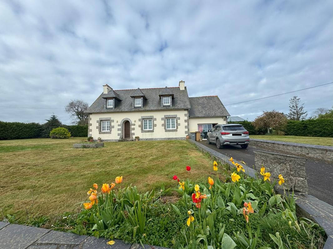 Maison à rénover à Pleumeur-Gautier , 133 m² habitables ,terrain 2 700 m² ,Hangar , Garage avec grenier