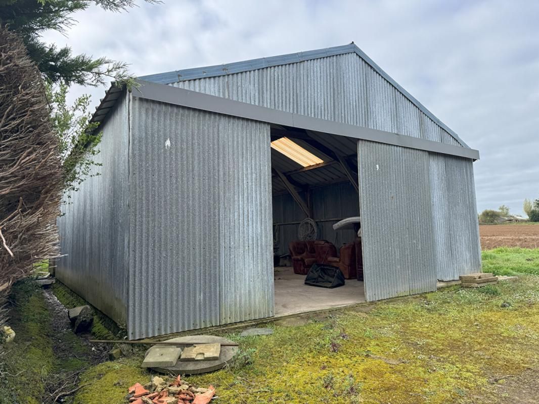 PLEUMEUR-GAUTIER Maison à rénover à Pleumeur-Gautier , 133 m² habitables ,terrain 2 700 m² ,Hangar , Garage avec grenier 3