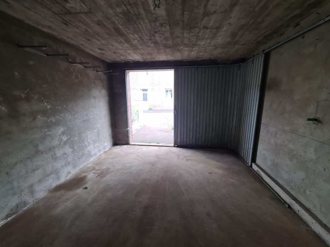 LES ANDELYS Centre des Andelys proche place du marché et de la mairie - Garage de 18.70 m2 en parpaing + placette devant : Prix 19.990 3