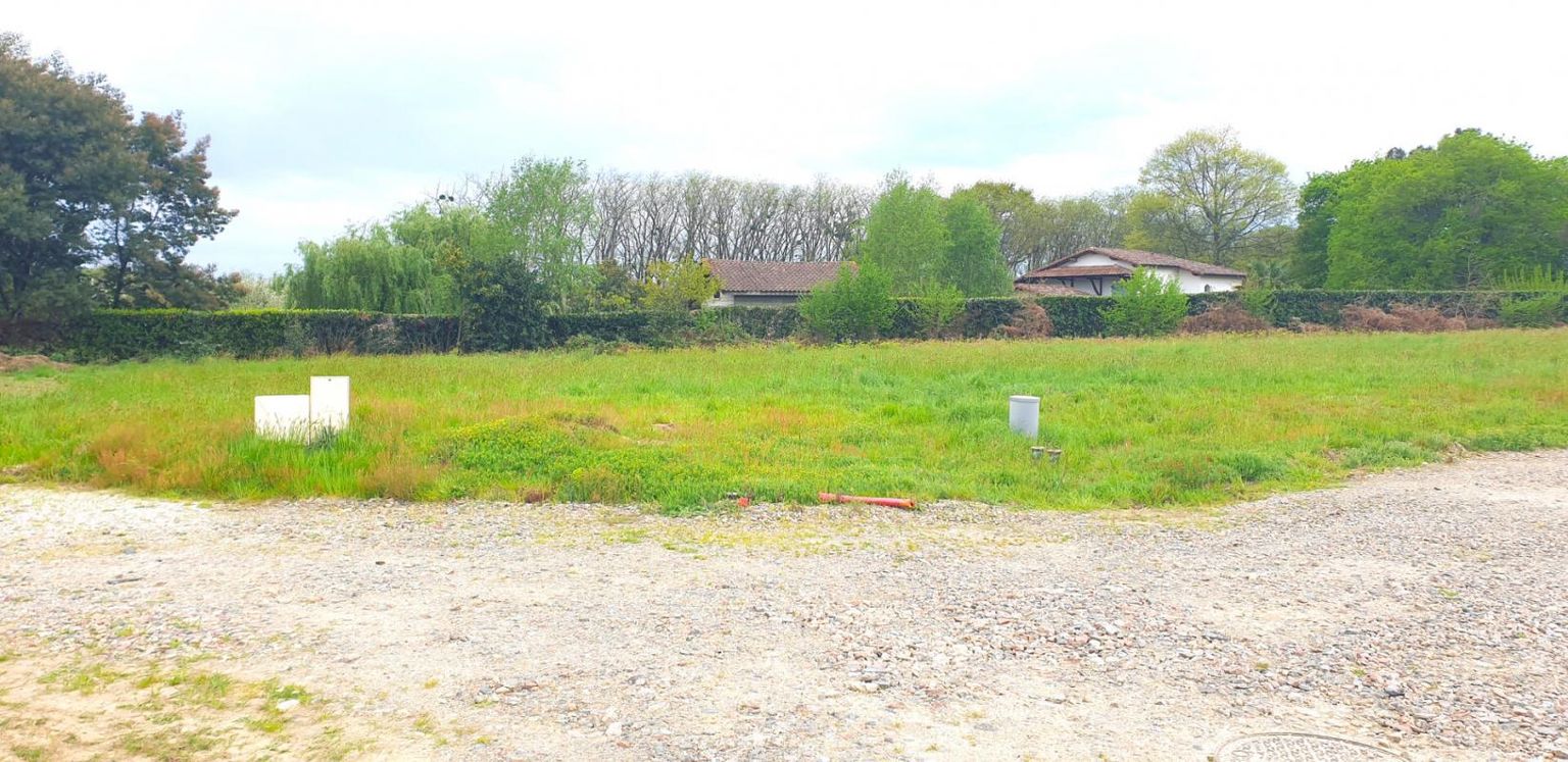 Terrain plat constructible viabilisé