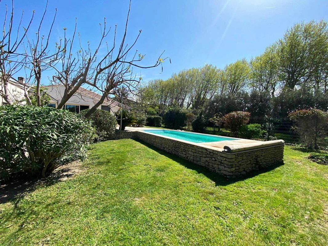 EYGUIERES Maison Eyguieres 6 pièce(s) grande parcelle Avec piscine 3