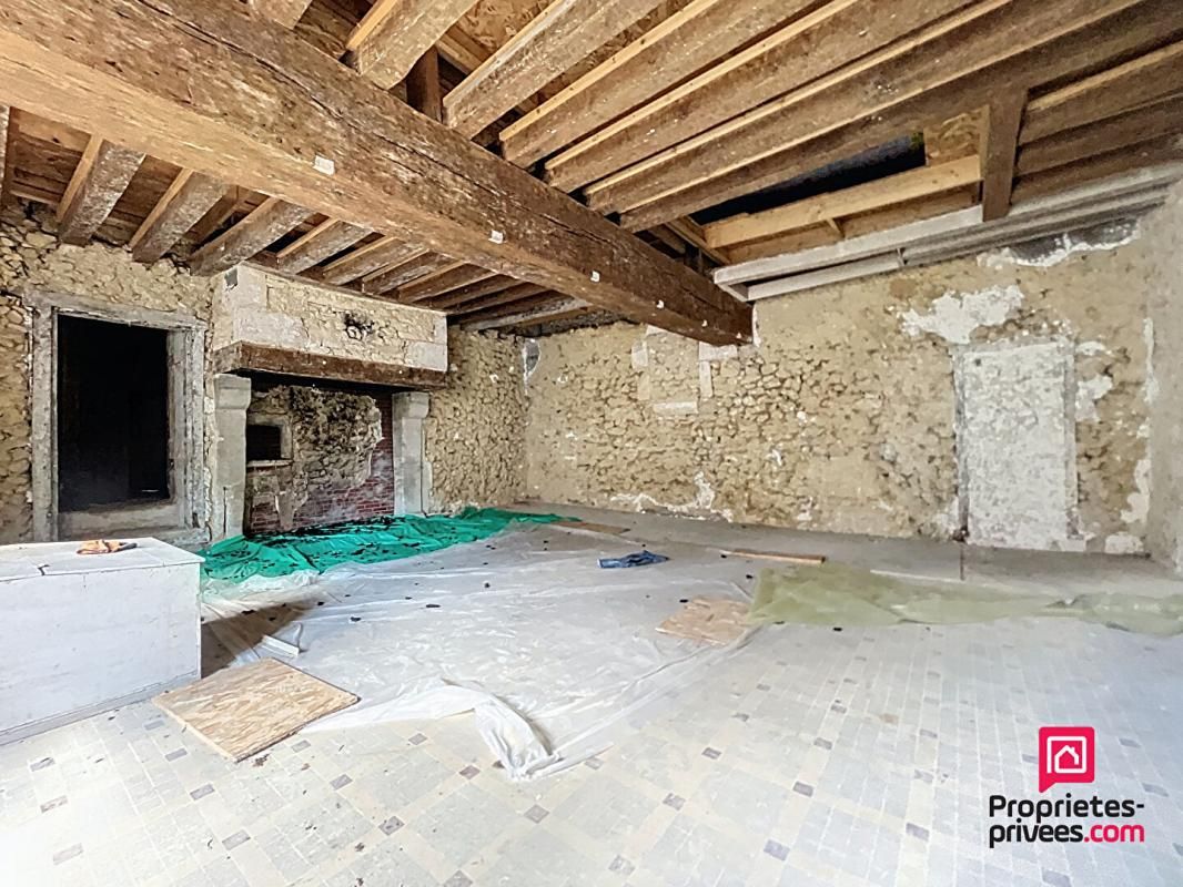 RENE Maison de 185 m2 à rénover au centre de René 2