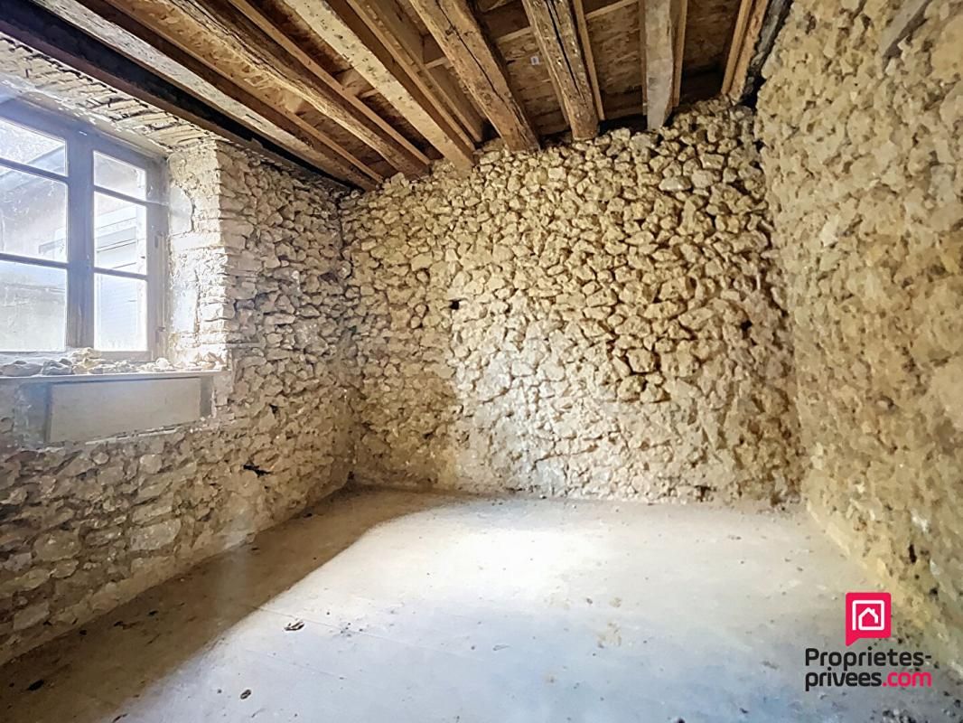 RENE Maison de 185 m2 à rénover au centre de René 4