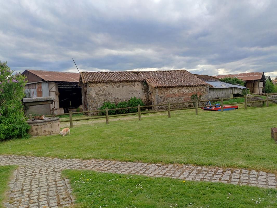 SAINT-MESMIN Maison de 217 m² + dépendances 2