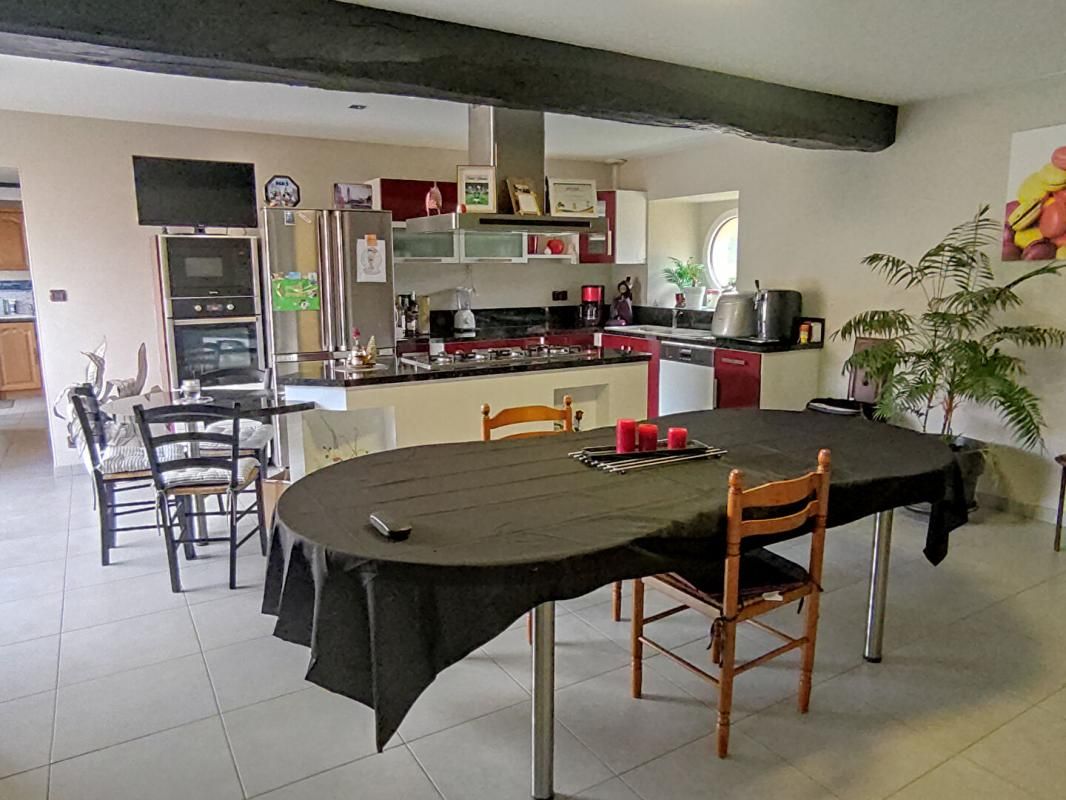 SAINT-MESMIN Maison de 217 m² + dépendances 4