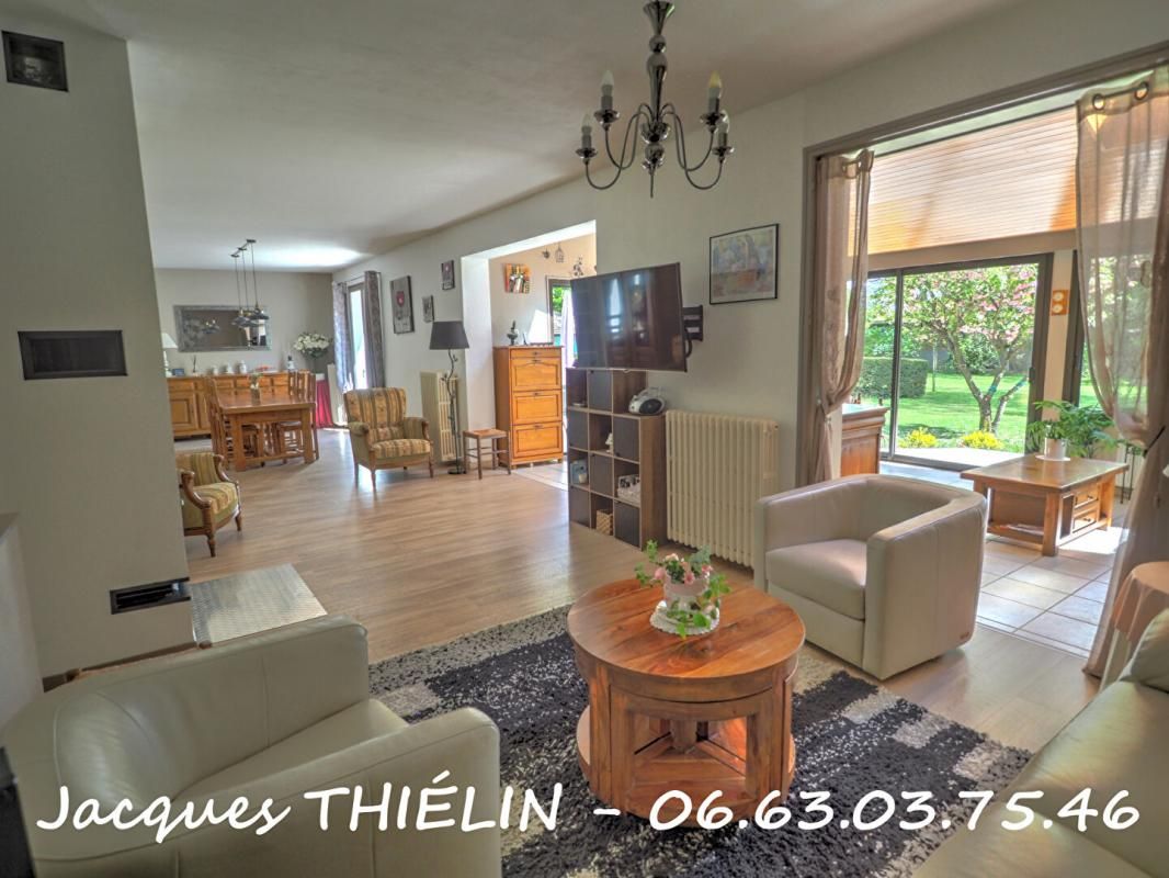 LONGUE-JUMELLES CADRE MAGNIFIQUE POUR CETTE SPACIEUSE PROPRIÉTÉ TRES SOIGNÉE 3
