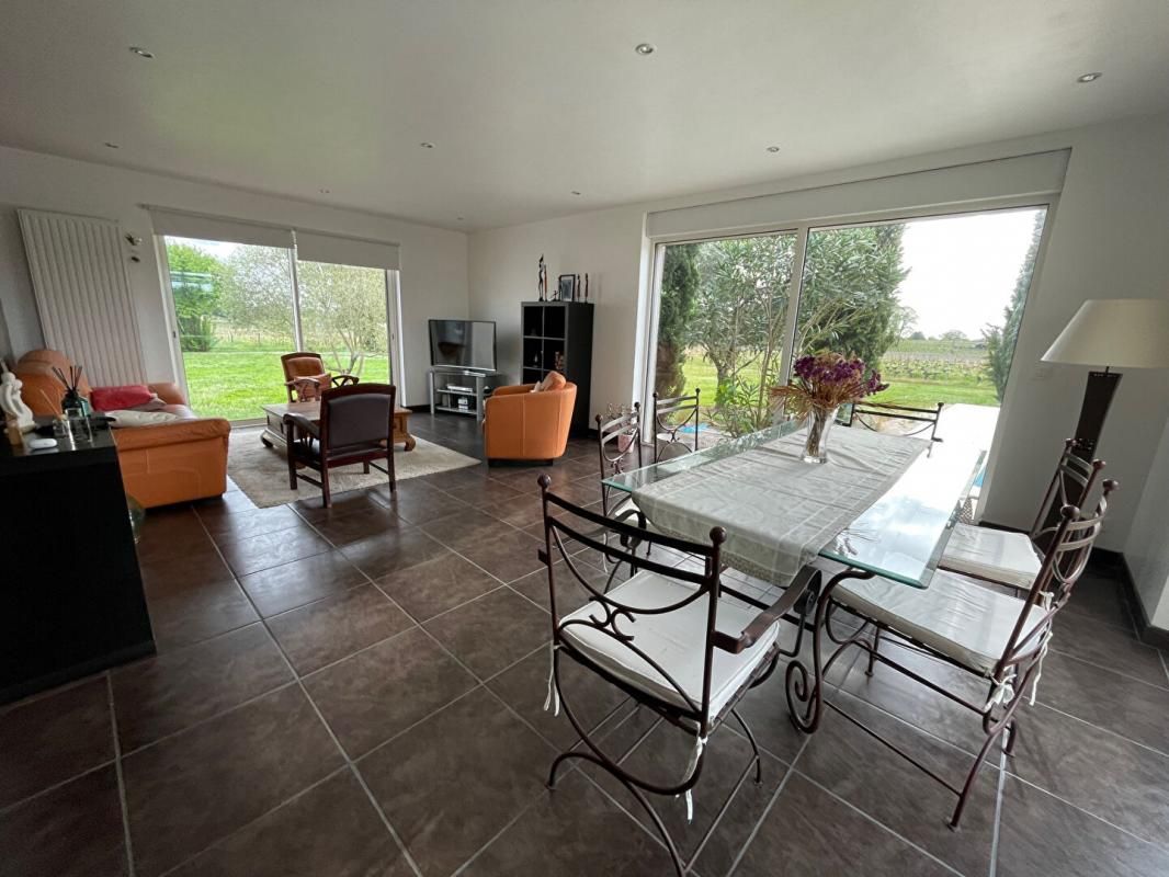 PUISSEGUIN Charmante maison de 157 m2, 4 chambres, sur 3500 m2 de terrain 3