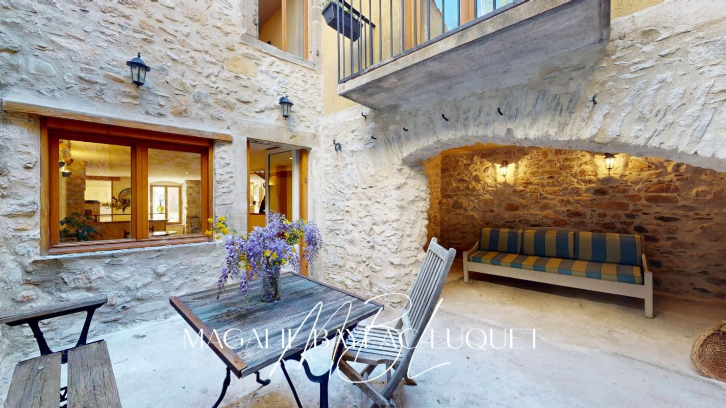 VILLENEUVE MINERVOIS - MAISON DE VILLAGE  DE CARACTERE - 3 CHAMBRES - TERRASSE - COUR