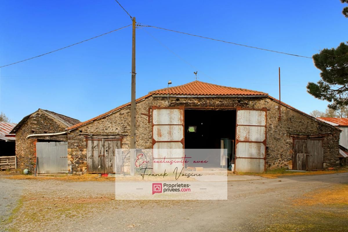A VENDRE en EXCLUSIVITE à Mouchamps, Grange de 230 m2 env à réhabiliter entièrement + Hangar sur une parcelle de 1600 m2 env