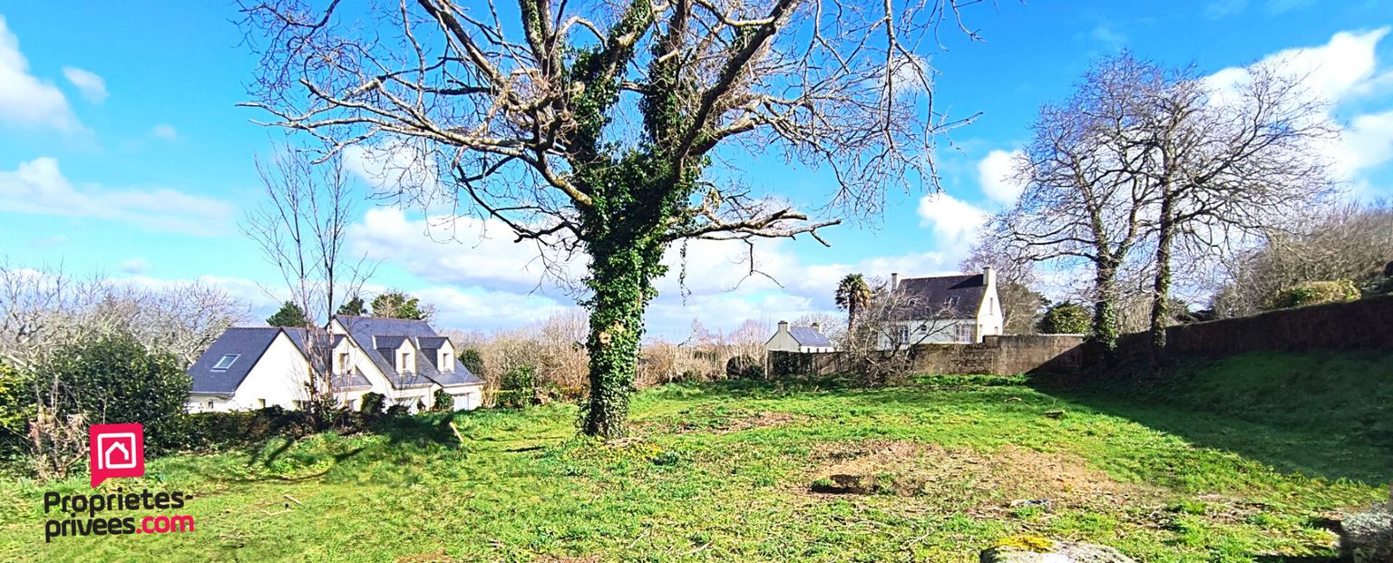 Terrain constructible à Locronan 1034 m2