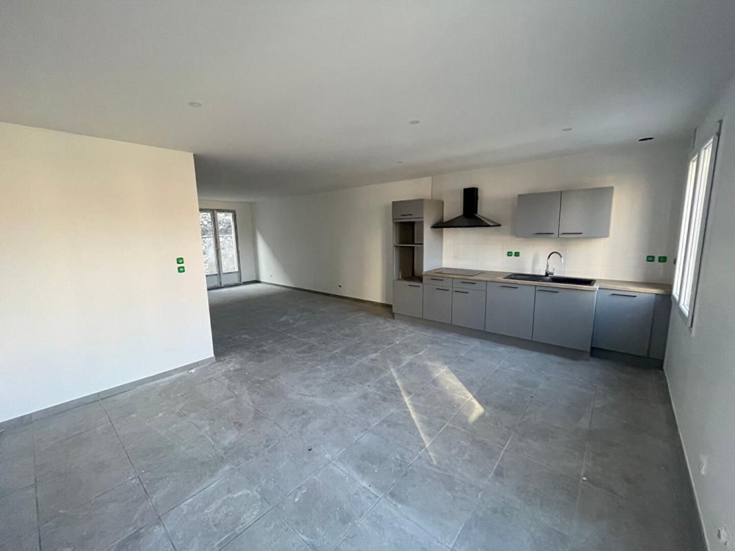 BOURG-LES-VALENCE Maison Bourg Les Valence 5 pièce(s) 111 m2, garage 2