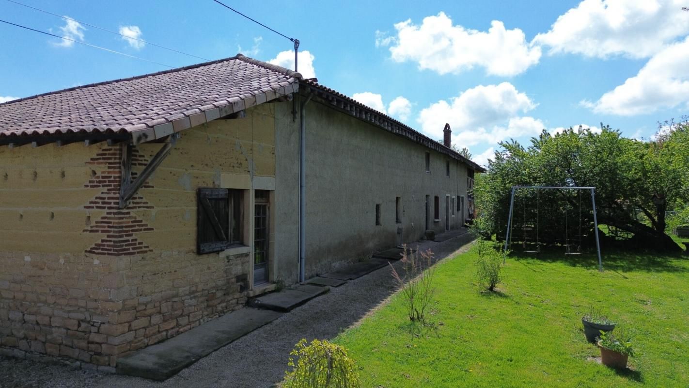 MANTENAY-MONTLIN Ferme bressane Mantenay-Montlin 8  pièce(s) 240 m2 4