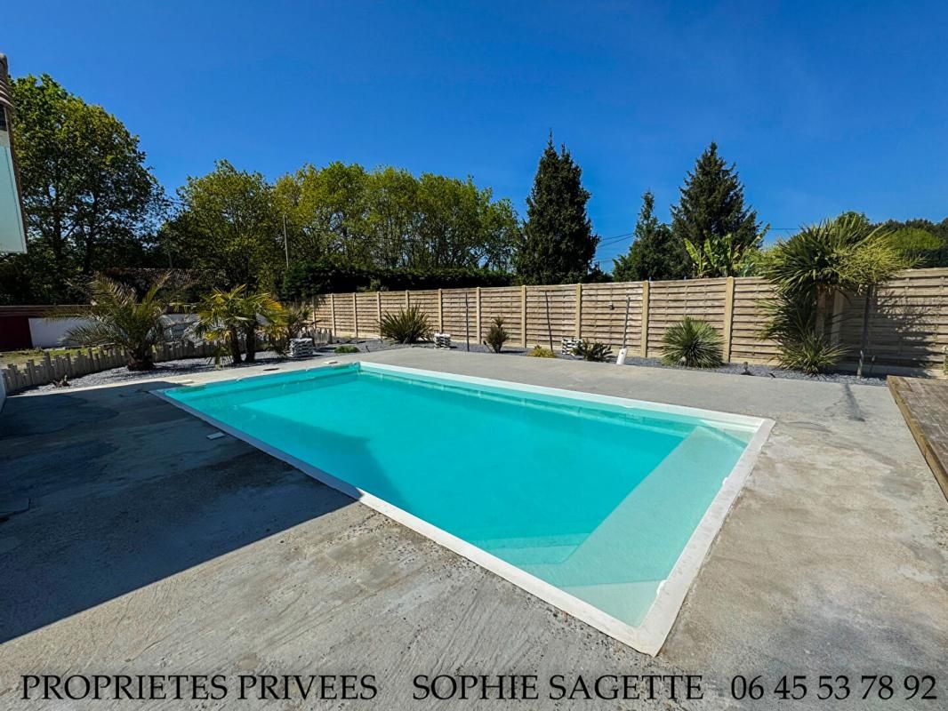 MAISON 3CH + BUREAU DOUBLE GARAGE PISCINE SUR 1500M² DE TERRAIN
