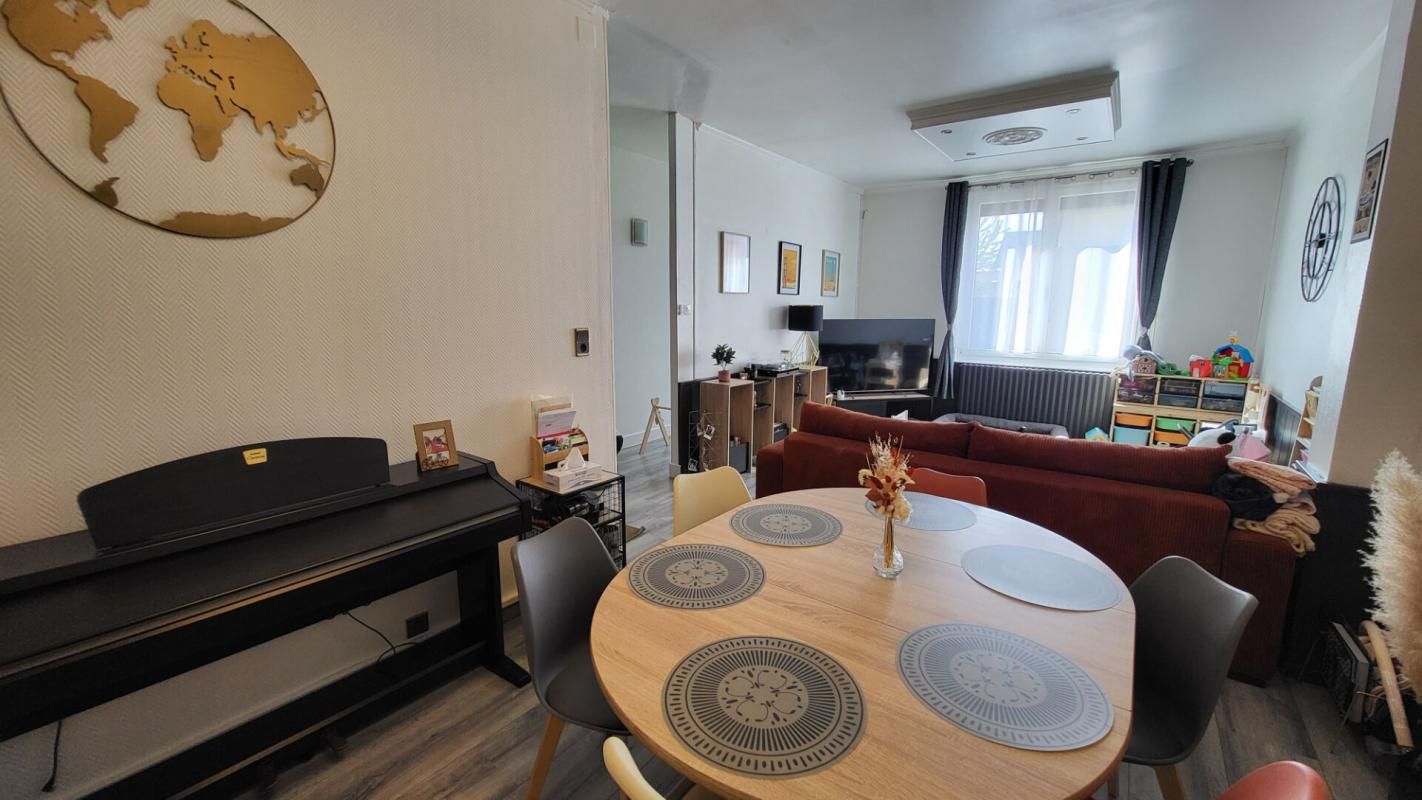 SAINT-QUENTIN BELLE MAISON RENOVEE 3 CHAMBRES, JOLIE COUR 3