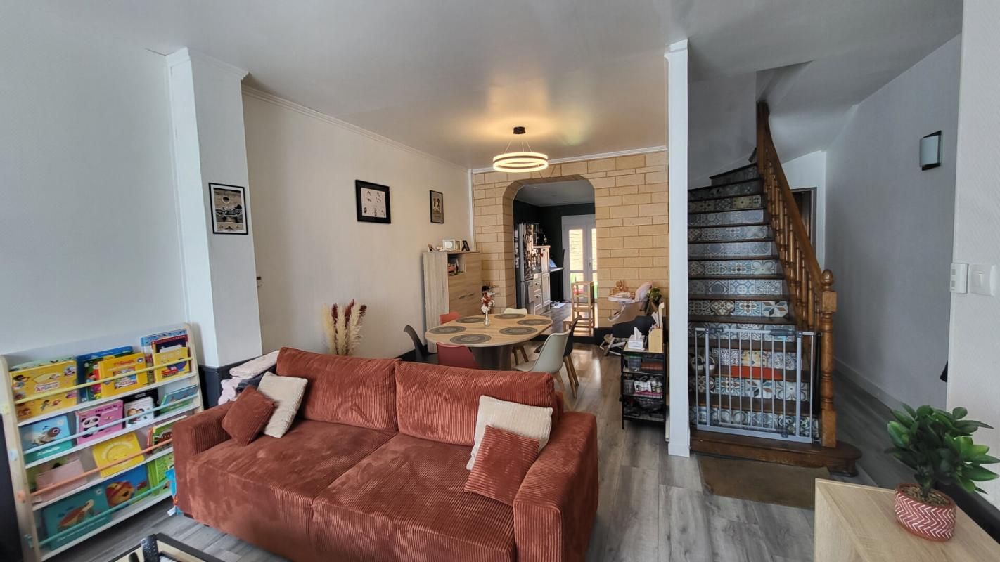 SAINT-QUENTIN BELLE MAISON RENOVEE 3 CHAMBRES, JOLIE COUR 4
