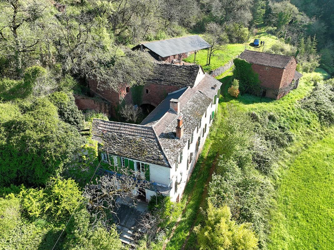 SAINT-AFFRIQUE Mas de 170m2 + annexes à restaurer sur 9610m2 2