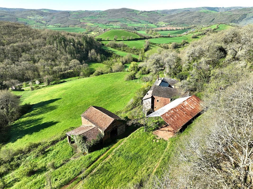 SAINT-AFFRIQUE Mas de 170m2 + annexes à restaurer sur 9610m2 3