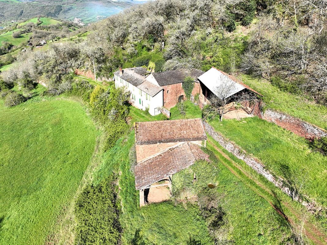 SAINT-AFFRIQUE Mas de 170m2 + annexes à restaurer sur 9610m2 4