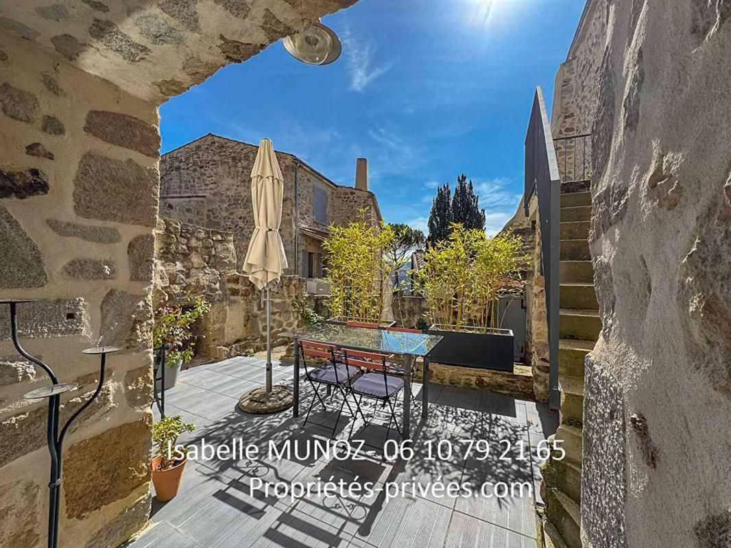 Montpeyroux, Maison de charme rénovée, F4 environ 107m2 habitables avec parking, terrasses dégagées et dépendance
