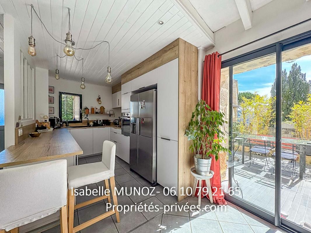 MONTPEYROUX Montpeyroux, Maison de charme rénovée, F4 environ 107m2 habitables avec parking, terrasses dégagées et dépendance 2